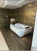 عکس | جکوزی وسط پذیرایی؛ جنون‌آمیزترین چیدمان ممکن!