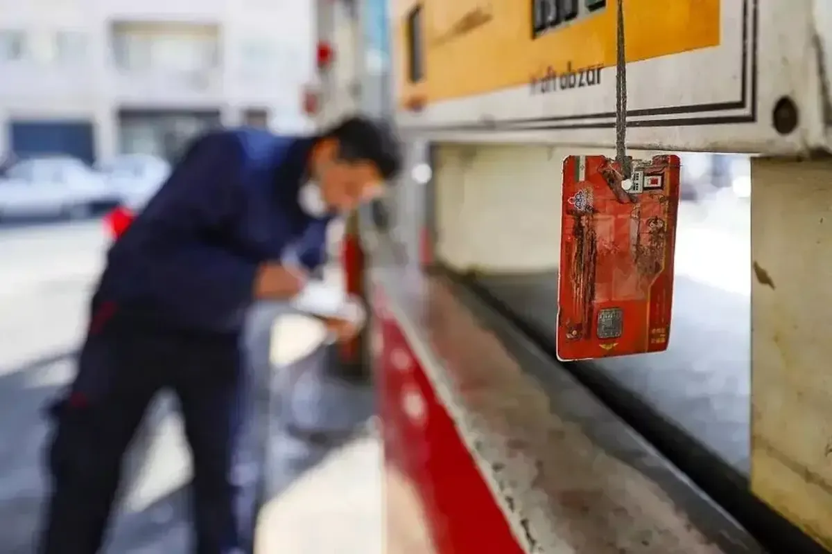 سه طرح دولت برای بنزین؛ از «بنزین به نفر» تا «بنزین سه نرخی» و «بنزین دو نرخی»!