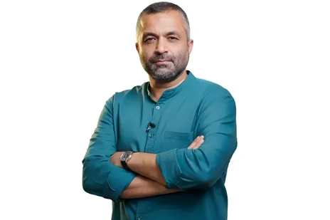 (ویدئو) حرکت عجیب داور برنامه سرآشپز؛ پرت کردن چاقو و شکستن ظروف!
