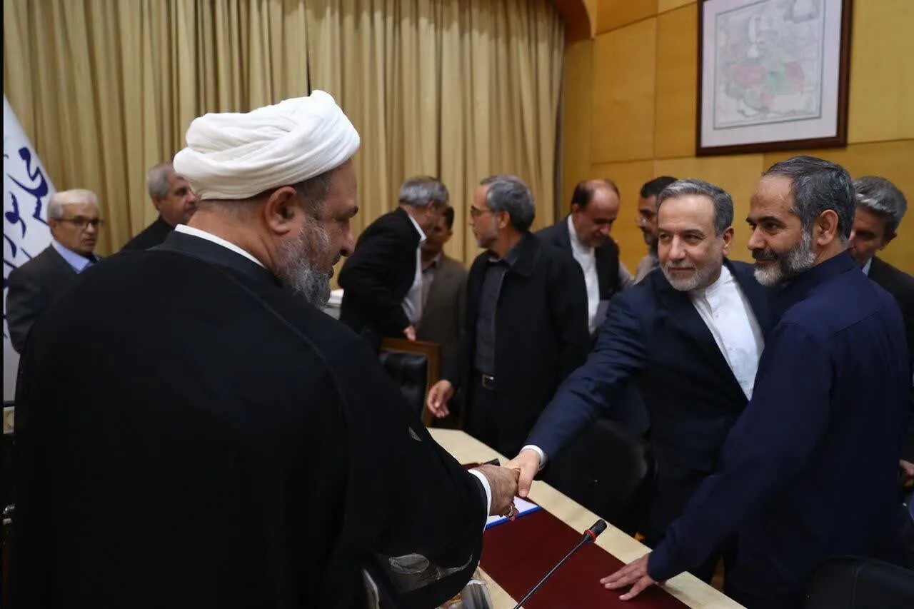 (عکس) دوره شدن عراقچی توسط نمایندگان تندروی مجلس