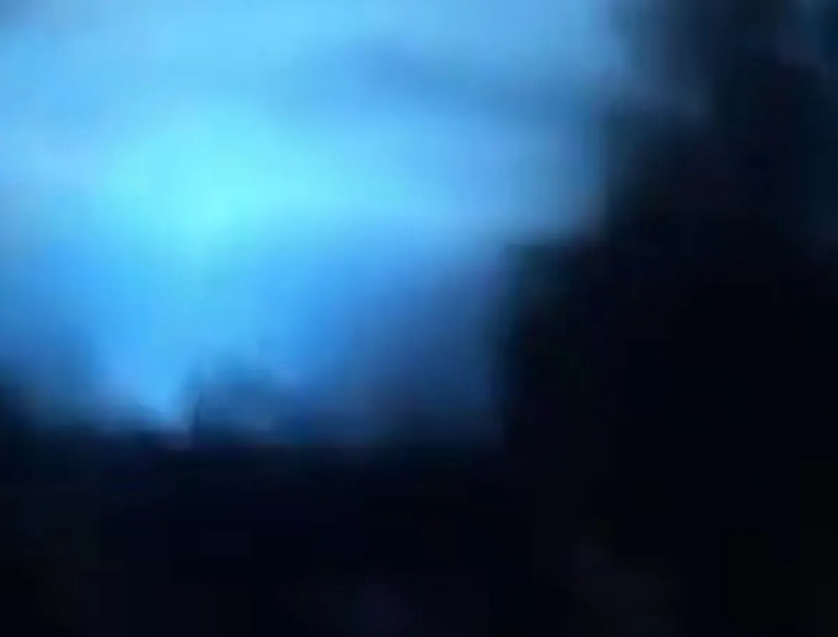 آبی شدن آسمان و قطع برق در برخی مناطق کرج پس از حمله امشب / آیا از بمب الکترومغناطیسی استفاده شده است؟