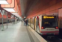 (تصاویر) تل دختر ایرانی در متروی هامبورگ