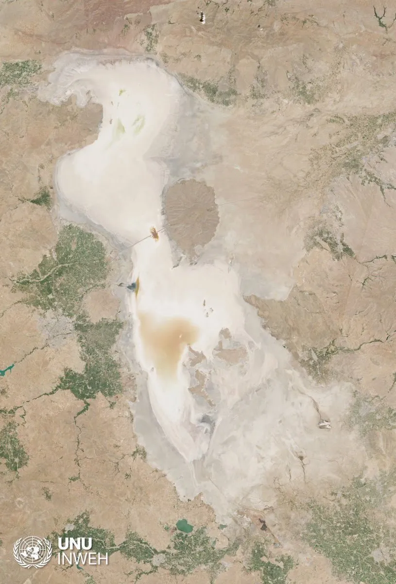 عکس ترسناکی که از دریاچه ارومیه وایرال شد