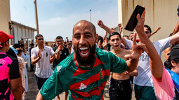 (ویدئو) فیلمی از یک جوان مراکشی که در حال سلفی گرفتن تا اسپانیا شنا می‌کند