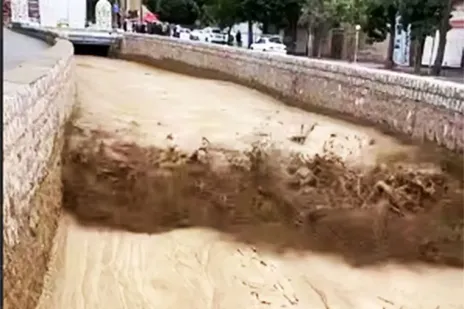 (ویدئو) لحظه عبور سیل سنگین در مرند آذربایجان شرقی