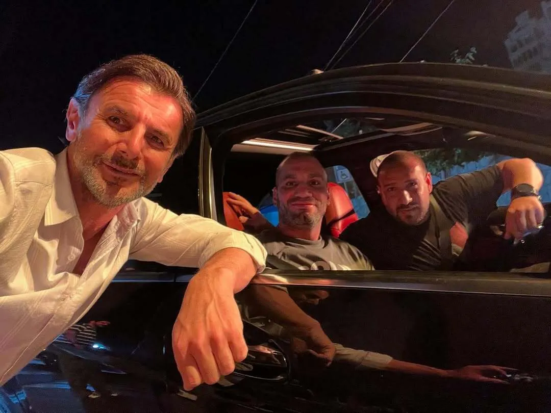 عکس عجیبِ امین حیایی با دو طرفدار!