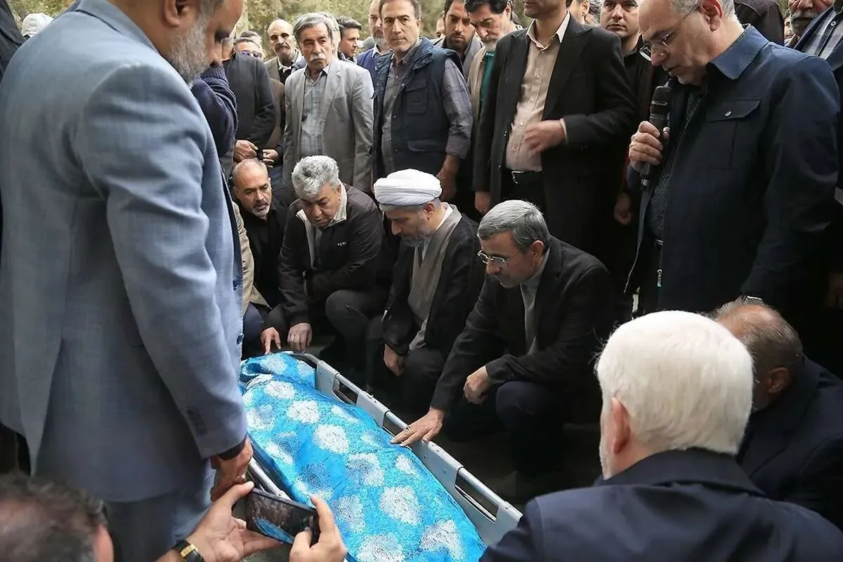 تصاویر | احمدی‌نژاد پس از مدت‌ها در مراسم تشییع خواهرش دیده شد