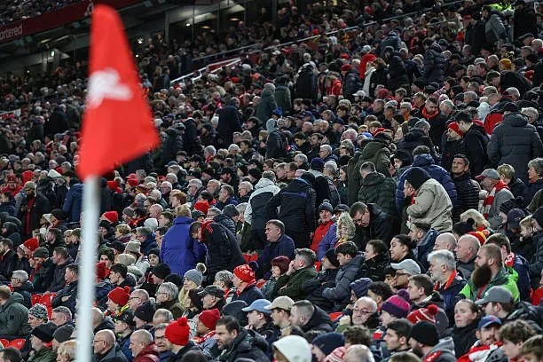 آبروی لیورپول در آنفیلد رفت / قهرمان لیگ برتر انگلیس در آستانه فروپاشی