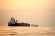 روزنامه تایمز: بیش از ۶۰۰ فروند کشتی بزرگ در تنگه هرمز سرگردان و گرفتار مانده‌اند/ ایران همچنان حاکمیت بر تنگه هرمز را [در اختیار]دارد