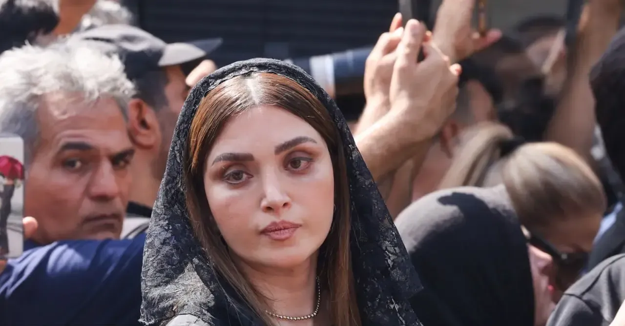 بهنوش طباطبایی در مراسم تشییع اکبر عبدی