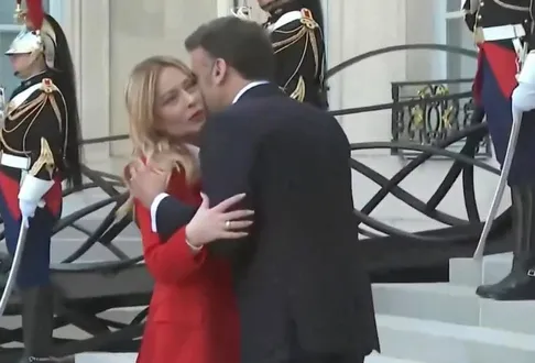 (ویدئو) استقبال نامتعارف و خبرساز مکرون رییس جمهور فرانسه از ملونی نخست وزیر ایتالیا