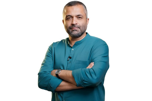(ویدئو) حرکت عجیب داور برنامه سرآشپز؛ پرت کردن چاقو و شکستن ظروف!