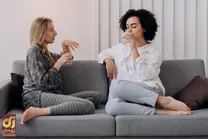 روانشناسی طرز نشستن روی مبل؛ نحوه نشستن افراد روی مبل چه اسراری درباره شخصیت‌شان فاش می‌کند؟