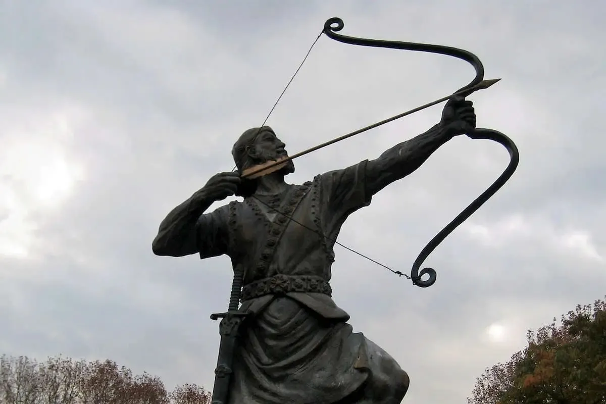 مجسمه «آرش کمانگیر» در کرمان رونمایی شد