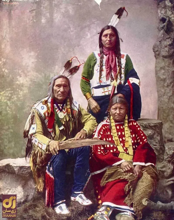 رئیس زخم کوچک و خانواده. اوگلا لاکوتا. ۱۸۹۹.&nbsp;