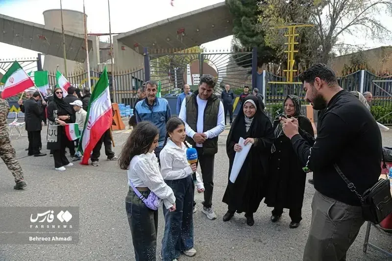 زنجیره انسانی در اطراف نیروگاه زنجیره انسانی در اطراف نیروگاه