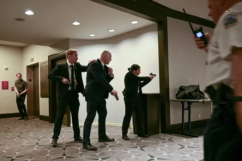 لحظه دستگیری فرد تیرانداز در ضیافت کاخ سفید