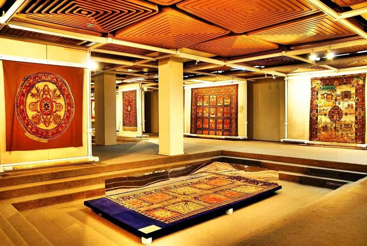 دست‌بافته نفیس شاگردان مدرسه دختران؛ فرش ۱۰۰ساله خاص‌ رونمایی شد + عکس