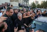 «اینجا مجلس عزا است»؛ جنجال سلفی با بازیگران در مراسم اکبر عبدی