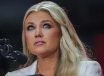 تصاویر | بوسه ترامپ بر گونه همسر چارلی کرک