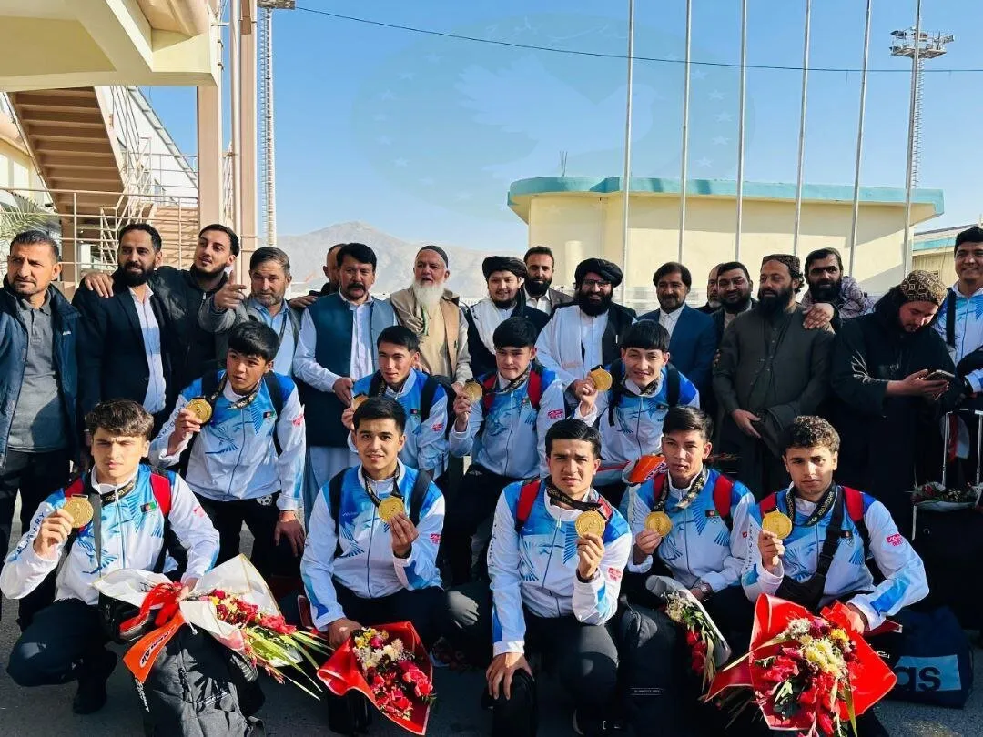 (ویدئو) استقبال باورنکردنی افغان‌ها از تیم ملی کشورشان بعد از بردن تیم ملی ایران