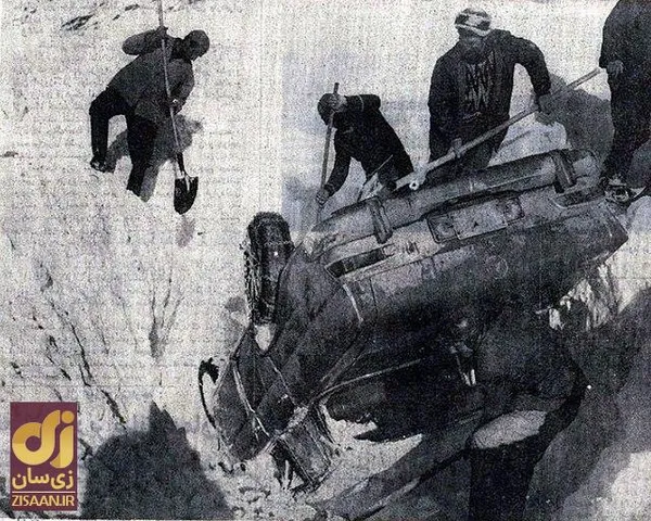 مردی ماشین خود را از زیر برف بیرون می&zwnj;کشد