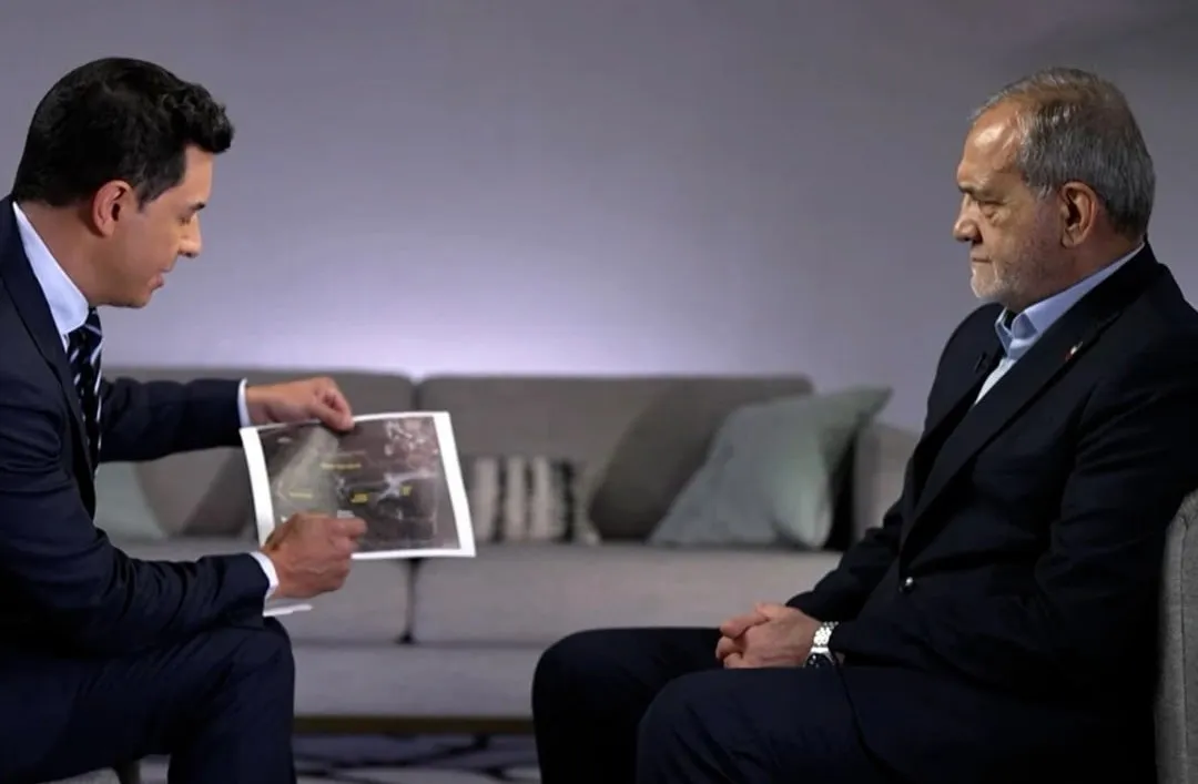 عکسی که مجری آمریکایی به پزشکیان نشان داد