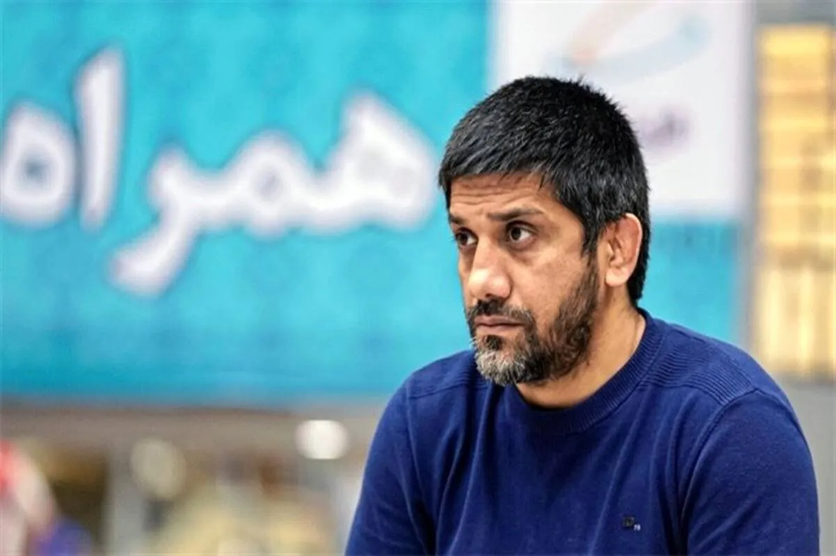 تابلوی عجیب در اتاق علیرضا دبیر؛ لُنگ قرمز و اسطوره در یک قاب + عکس