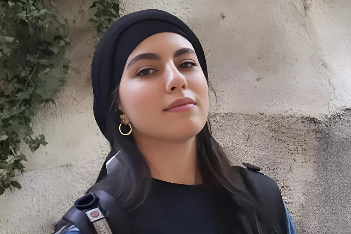 حاشیه‌های اولین جلسه دادگاه قتل الهه حسین‌نژاد | از التماس‌های مادر ۸۰ ساله قاتل تا بی‌تابی پدر الهه