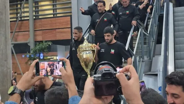 (ویدئو) مصدومیت کامران قاسم‌پور در فرودگاه امام!