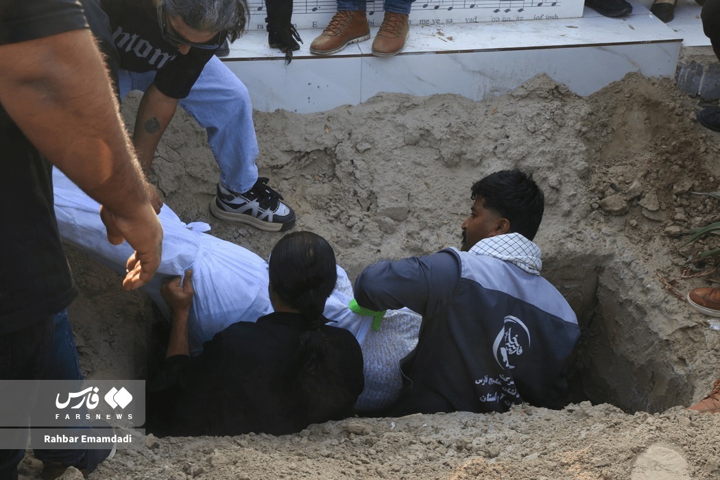 (تصاویر) مراسم تشییع و خاکسپاری عیسی بلوچستانی خواننده محبوب بندرعباسی