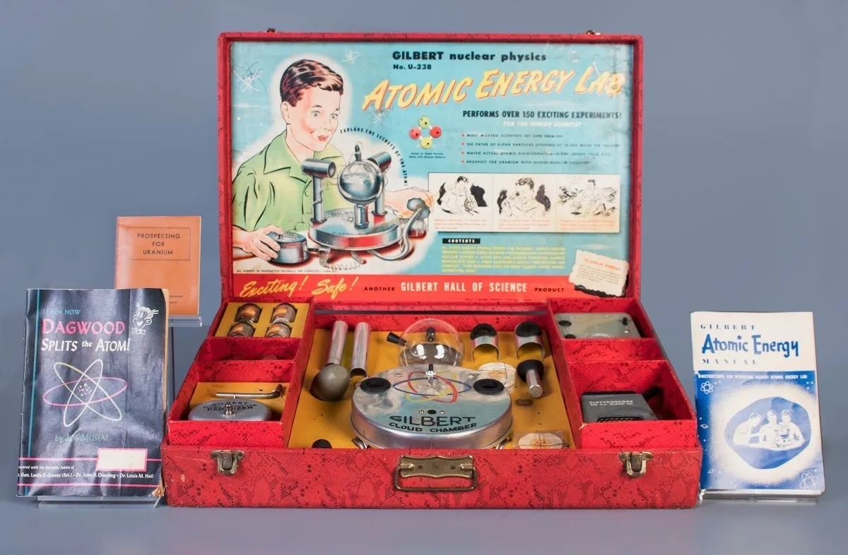 حراج خطرناک‌ترین اسباب‌بازی جهان پس از ۷۴ سال؛ وقتی کیت آزمایشگاه انرژی هسته‌ای اسباب بازی بود!