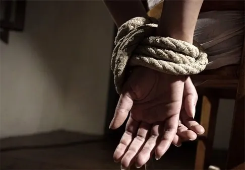 (ویدئو) تصاویری از لحظه انتقال گروگان‌گیر خیابان ولیعصر