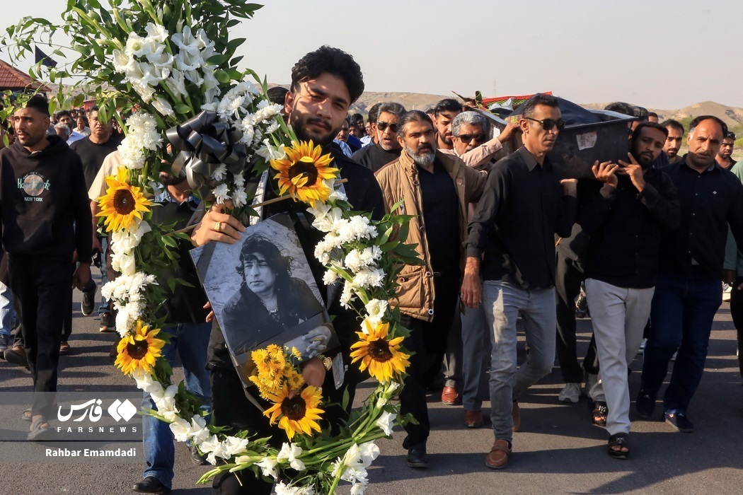 (تصاویر) مراسم تشییع و خاکسپاری عیسی بلوچستانی خواننده محبوب بندرعباسی