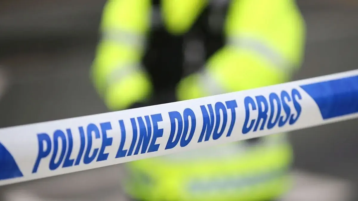 ورود یک معترض به بالکن سفارت ایران در لندن