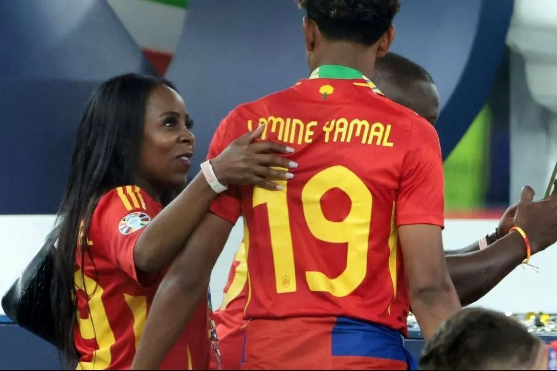 جنجال بزرگ مادر یامال؛ ۸۰۰ یورو بدهید با من شام بخورید!