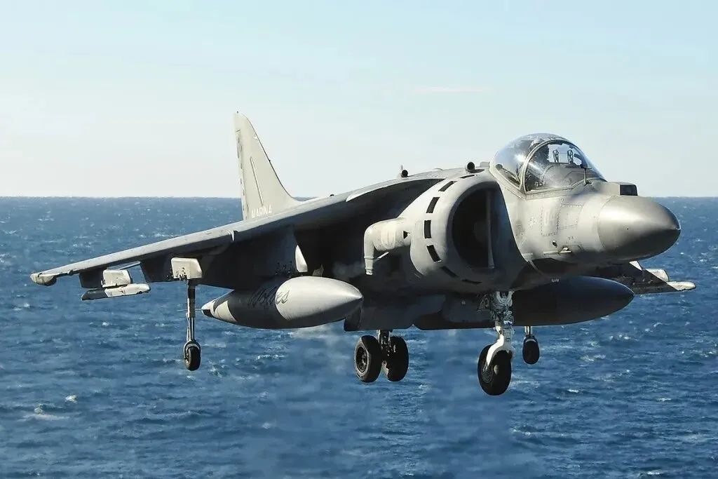 کدام جنگنده‌ها می‌توانند به عقب پرواز کنند؟