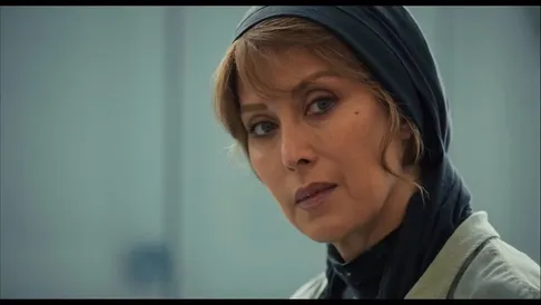 ویدئو | سکانس جنجالی سریال گل سنگ با بازی مهتاب کرامتی؛ نزدیک شدن نصاب ماهواره به زن شوهردار در حمام!