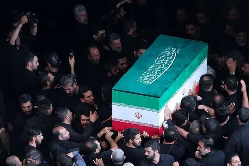 نزدیک‌ترین تصاویر از پیکر رهبر شهید انقلاب در میان جمعیت