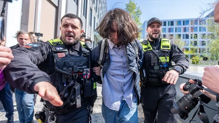 حمله با سس گوجه به قالیباف