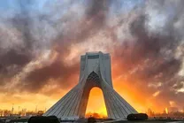 برج آزادی در پی حملات اخیر به تهران آسیب دید