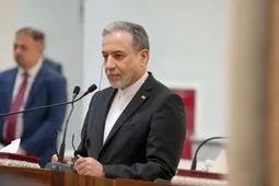 عراقچی: دستور کار نشست فردای عمان، «مسیر دریایی جدید در تنگه هرمز» است