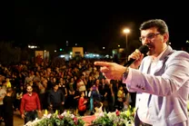 (ویدئو) حرکت عجیب مجری روی آنتن زنده؛ قلقلک دادن مهمان برنامه توسط مجری در برنامه «سلام تهران»