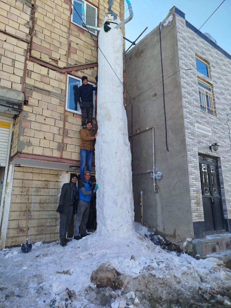 عکس | غول برفی ایرانی؛ ساخت آدم برفی ۸ متری در یک روستا