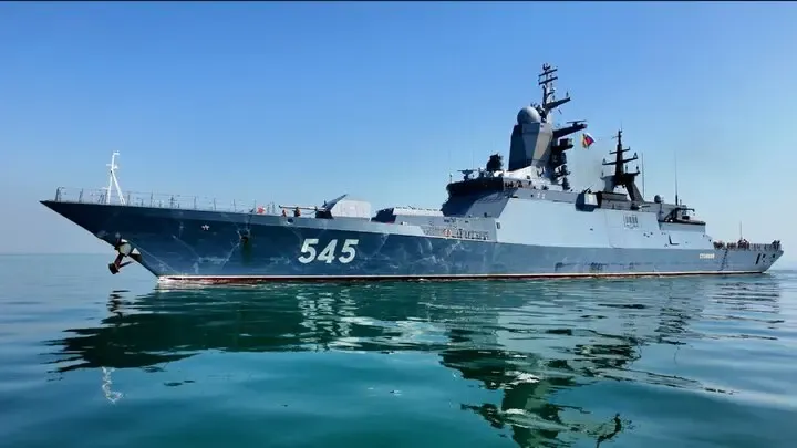 عکس | ناو بالگردبر «استویسکی» روسیه به بندرعباس رسید