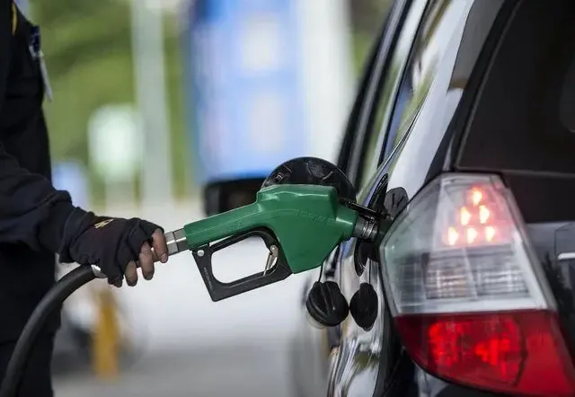 اعلام تصمیم نهایی دولت درباره قیمت بنزین