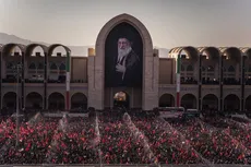 تصاویری از بدرقه رهبر شهید انقلاب در میان مردم