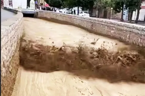 (ویدئو) لحظه عبور سیل سنگین در مرند آذربایجان شرقی