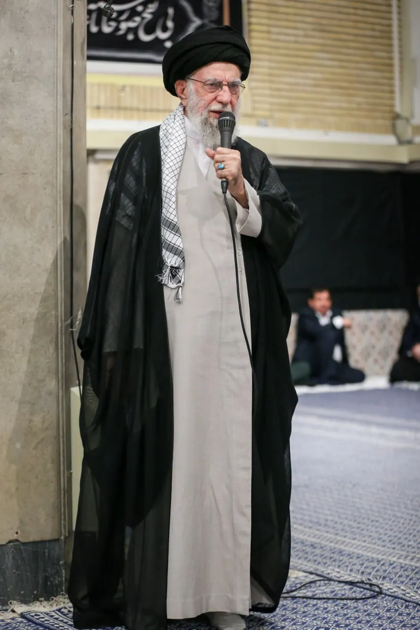 عکس | تصویری ویژه از رهبر انقلاب، امروز حسینیه امام خمینی