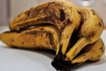 ۶ روش جلوگیری از سیاه شدن موز که نمی‌دانستید!